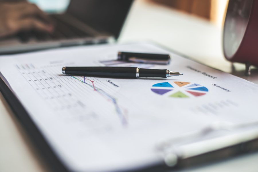 analiza podatkowa firmy — wykresy i notatki doradcy