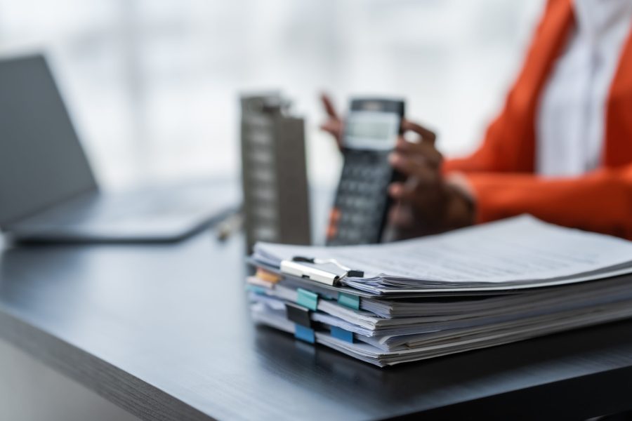 księgowa weryfikuje dokumenty i rozliczenia dla firmy