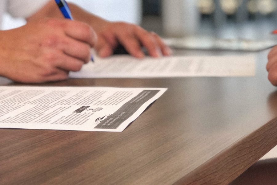 podpisywanie umowy o pracę – akta osobowe, kadry i płace